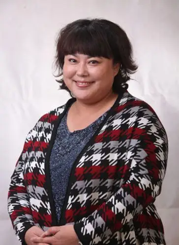 48岁"胖嫂"李菁菁,结缘小15岁男友,现遭封杀却无人问津!