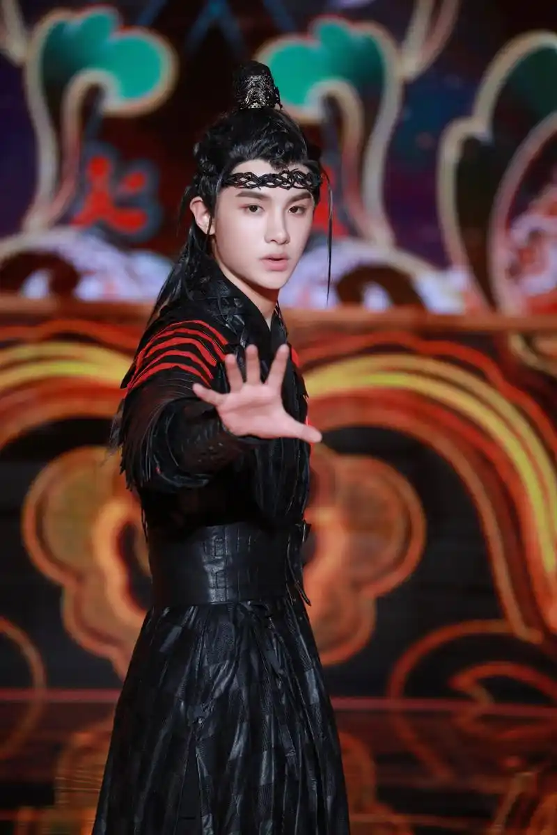黄明昊的黑衣古装造型也太酷了吧,眼神里都是戏!你被惊艳到了嘛?