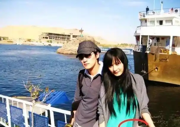 胡歌老婆近照曝光!卸妆后的真实颜值太普通,打扮土气小肚子抢镜