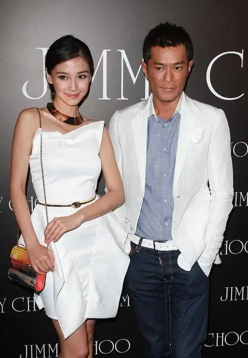 我还是第一次看到,和杨颖合影的男人比黄晓明帅的