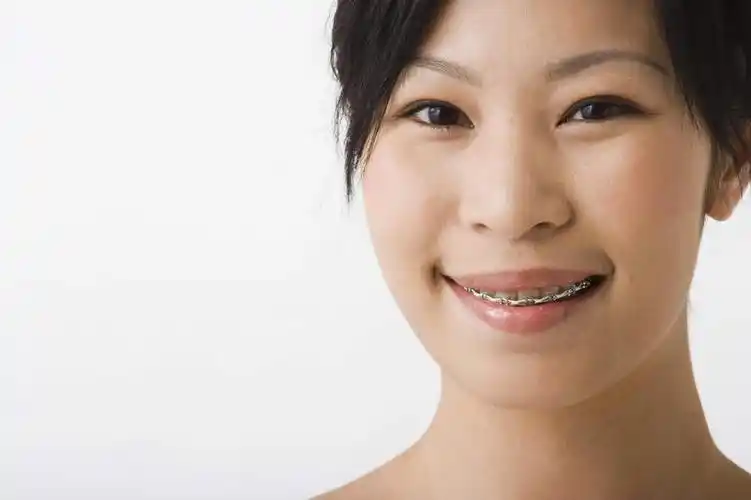 露齿笑,横图,室内,特写,白天,白色背景,正面,亚洲,仅一个年轻女性仅