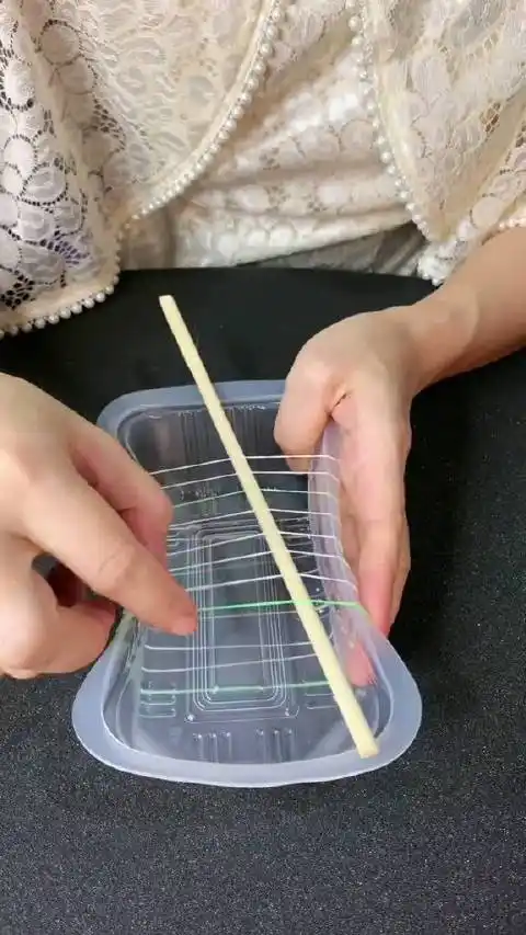 古筝大神用皮筋,一次性饭盒,一次性筷子制作建议古筝弹沧海一声