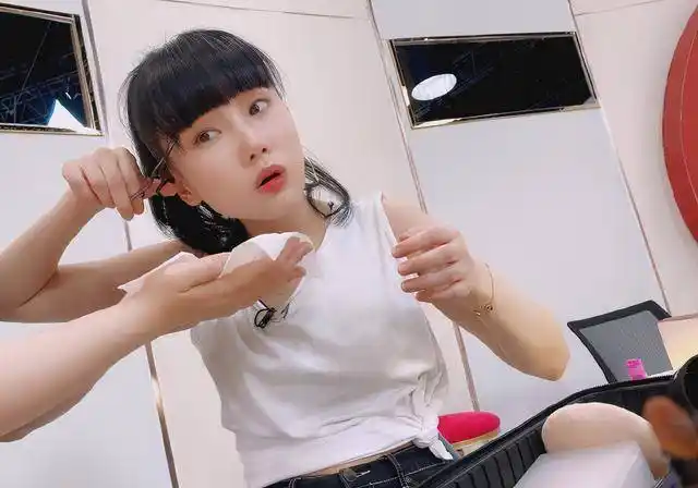 惊鸿一面mv中,许嵩书生气质,黄龄长发披肩,这次恋情实锤了?