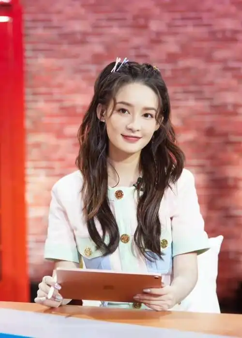 李沁综艺节目排比句谈男女界限,穿撞色套装配双马尾变元气少女