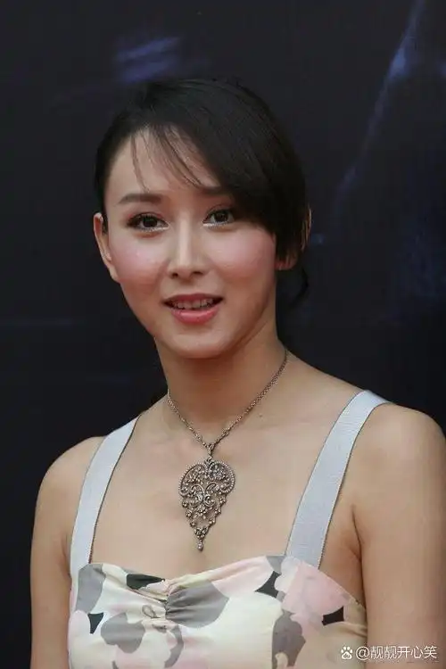 胡静年轻时很美,现在看起来脸有点不自然,像是医美后的样子