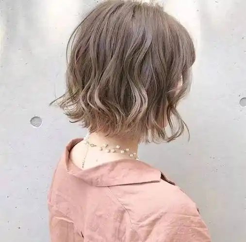 微波烫中短款的烫发发型,适合小尖下巴,发量不多且发质健康的女生,发