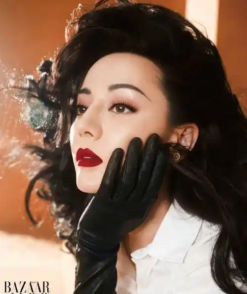 除了妆容和发型之外,迪丽热巴的衣着同样引人注目.