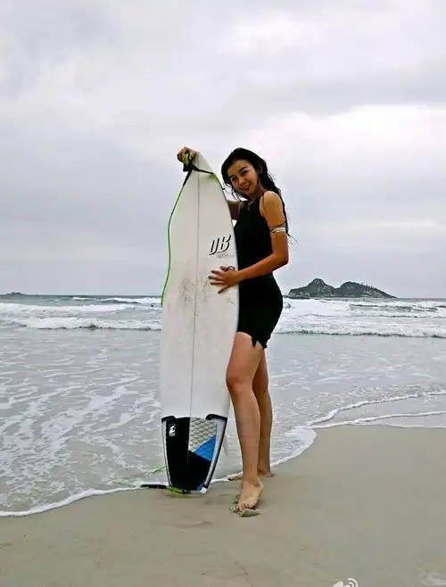 最前线女主持张曼源晒穿湖人队泳衣写真