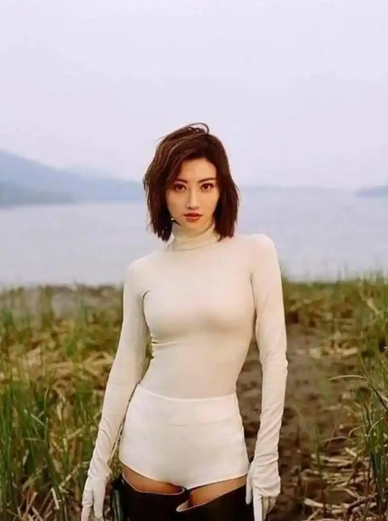 2004年,16岁的景甜与比她大19岁的路征展开了一段初恋.