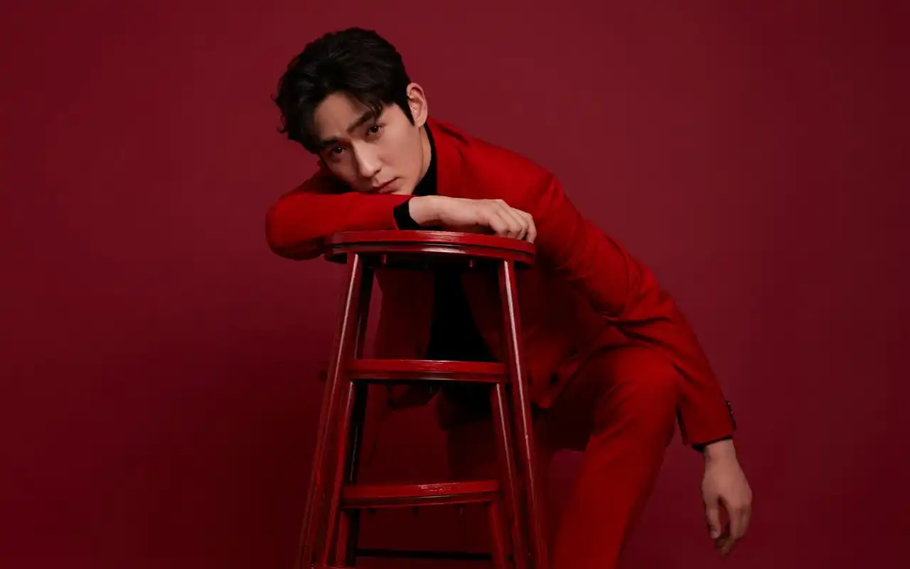 帅气朱一龙新年红壁纸_超帅气的朱一龙