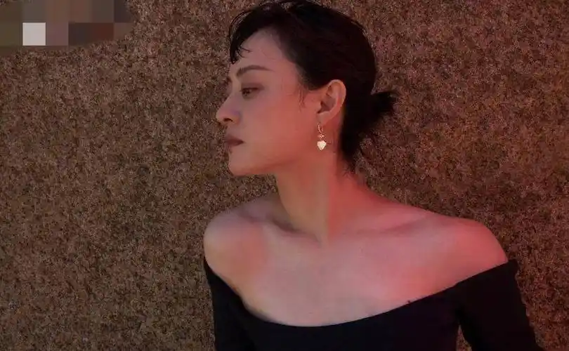 孙俪最新海边大片释出,穿抹身材长裙时尚撩人,大秀精致火辣身材