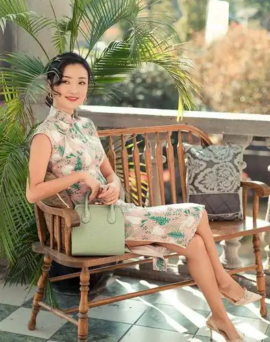 今年夏天的新宠:改良版旗袍,搭上合适的鞋子,美足整个夏天