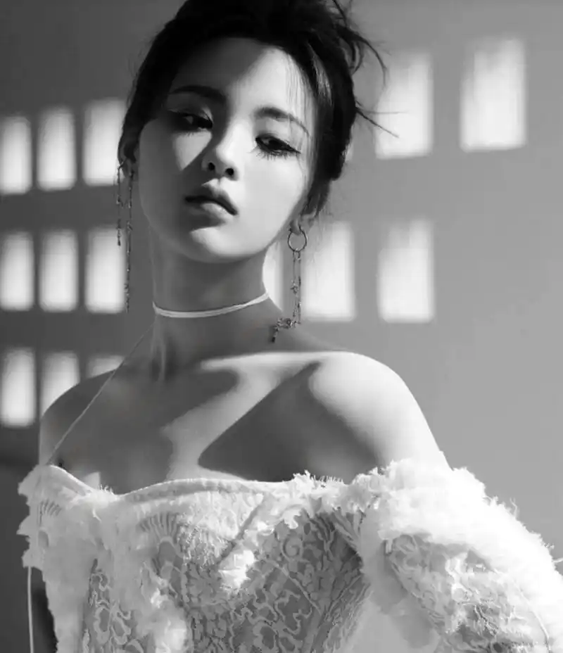 杨超越一袭抹胸白裙,青春妩媚,明艳动人!