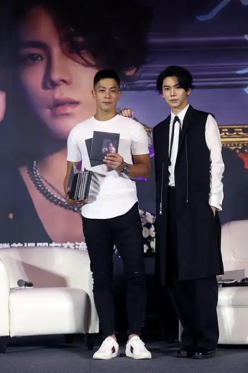 杨宇腾新ep《我的夜无所事事》发布 透露选女友标准