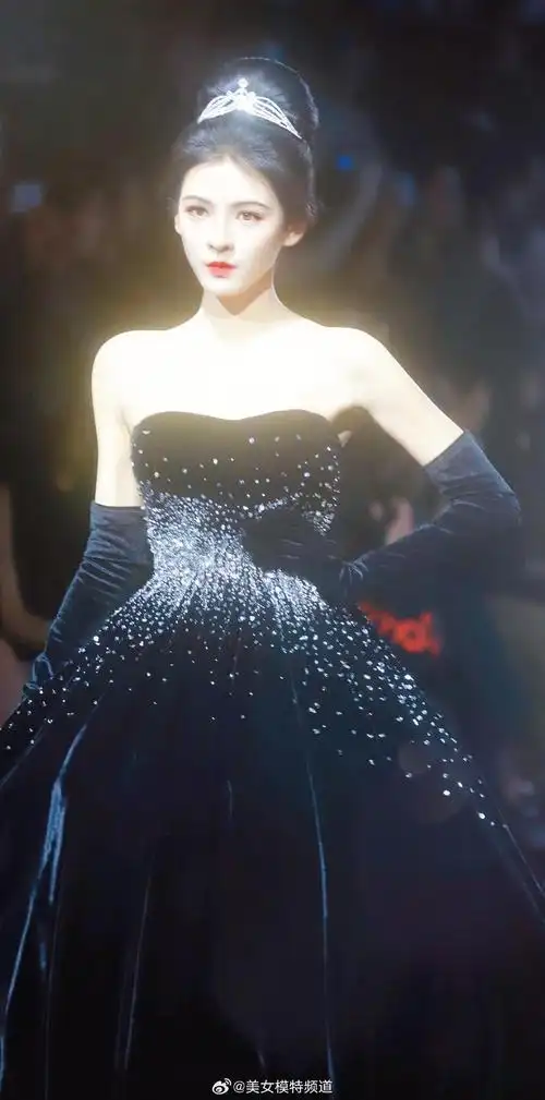 张予曦暗夜星河裙