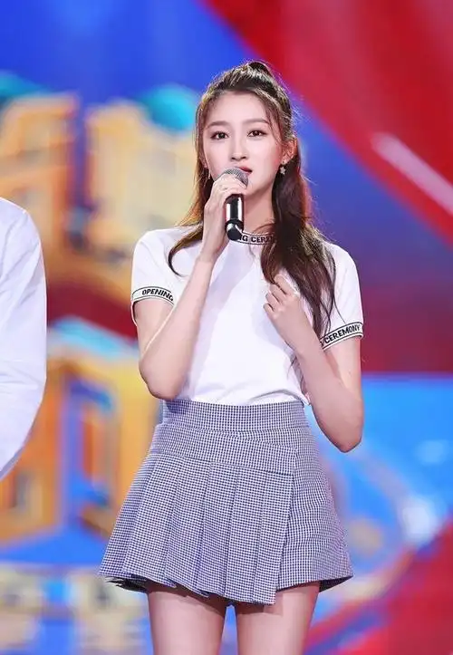 同是"国民闺女",有人形单影只,有人已儿女双全,差距一目了然