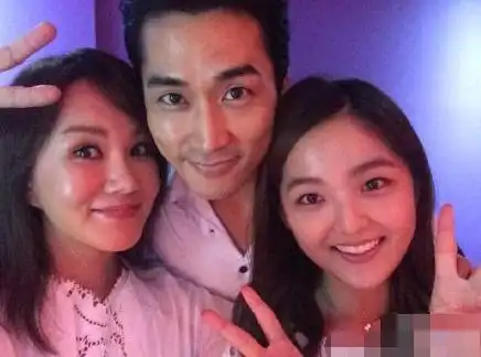 宋承宪与"妻女"合照 不惧女友刘亦菲吃醋