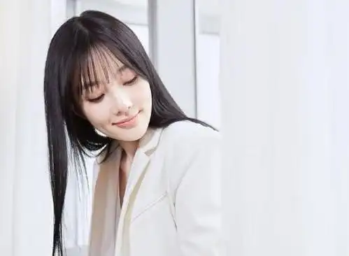 38岁李小璐美发新造型妆容 直发搭配上法式刘海减龄时髦