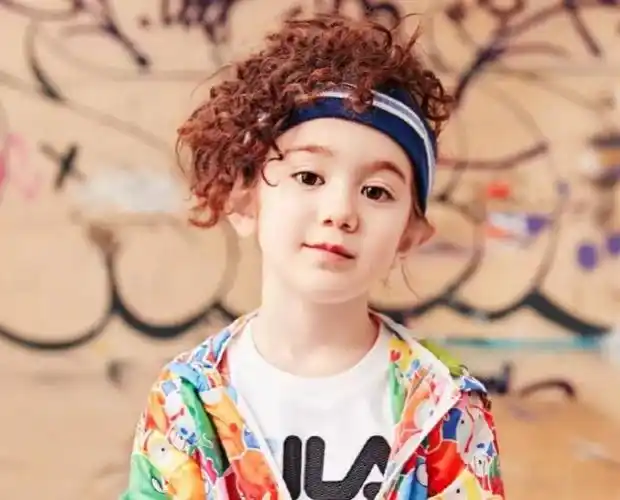 周嘉诚样貌也长开啦,一张"酷脸"帅出新高度,网友:小易烊千玺