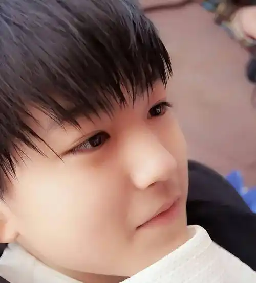 考古王俊凯小时候和女生合照,还发现他的脸上有两条小疤痕_下巴_眼神