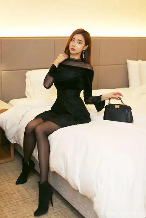 孙允珠闺蜜黑色透丝连衣裙,时尚性感神秘十足,质感立体很吸睛