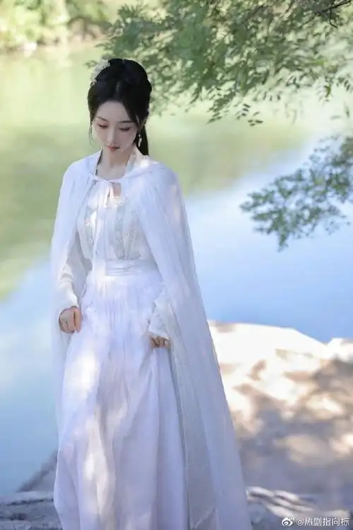 这个白色披风属实是有点仙气十足了哦,不得不说,宣璐与古装造型的适配