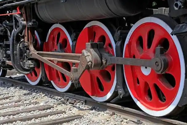 火车车轮的专业术语称为轮对,其中包含车轴,它们的主要功能有以下几点