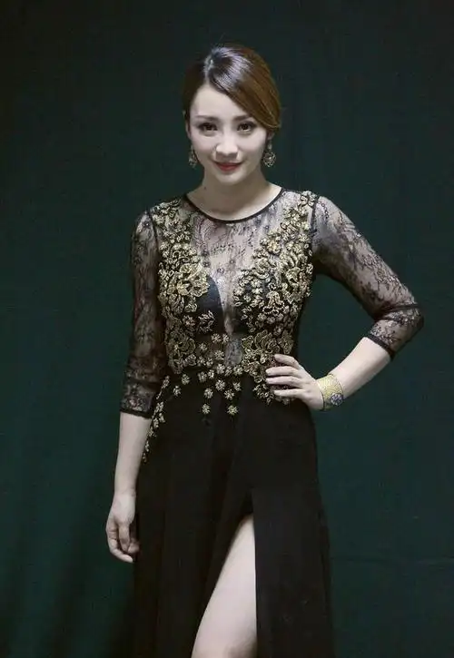 柳岩也是不老女神穿吊带裙优雅性感43岁也有少女身材