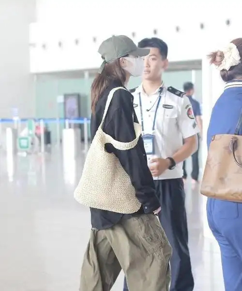 周冬雨结束金鸡奖行程现身厦门机场