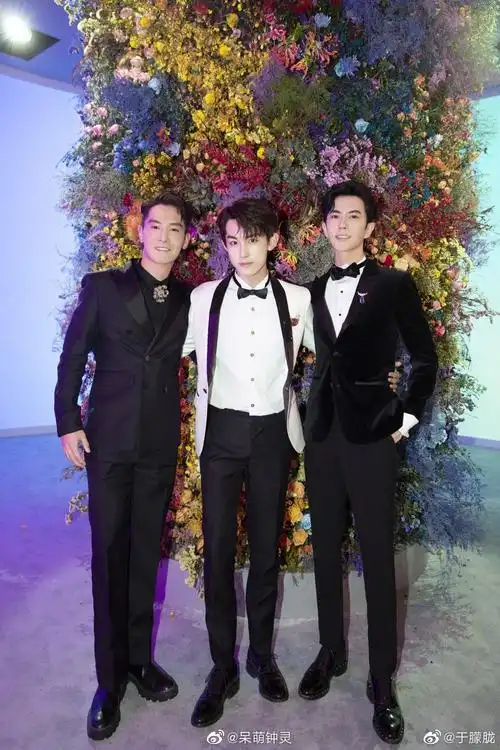 emmmm感觉三个人,没啥变化98看到于朦胧盛一伦郭俊辰合照想到的