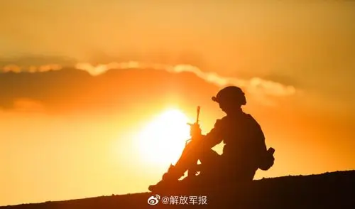 夕阳下士兵剪影