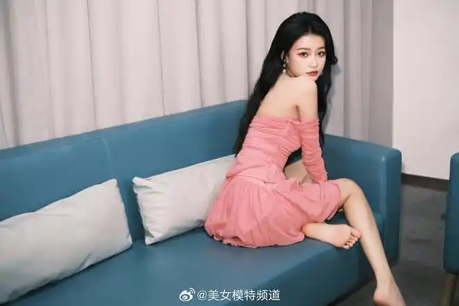 孙怡好甜好美一身淡粉色吊带裙