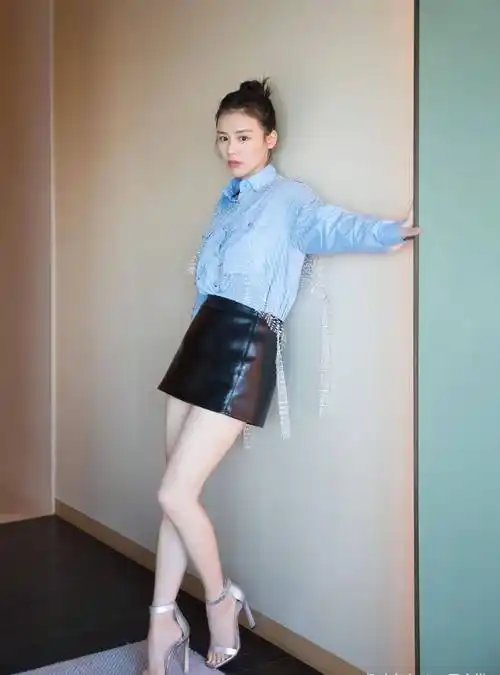 马思纯瘦了可真会穿,浅蓝衬衫搭配皮裙,170身高比例不一般_造型_基础