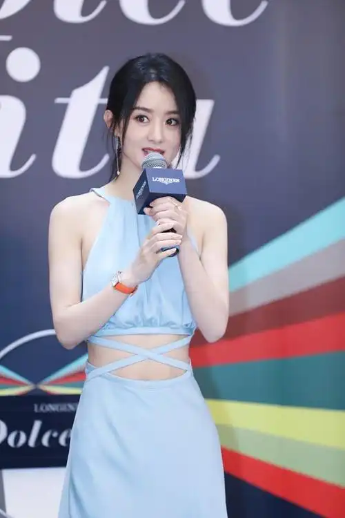 赵丽颖出席活动生图明艳动人露肩还不够还要露出蚂蚁腰