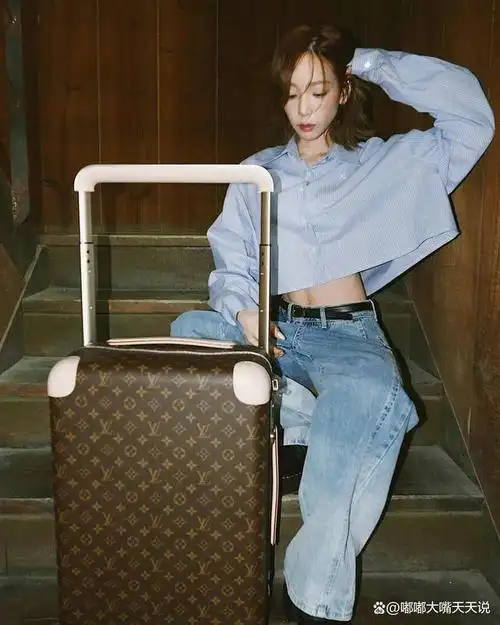 33岁的韩国女星,少女时代成员金泰妍,展现了瘦瘦的帅气,纤细骨感的