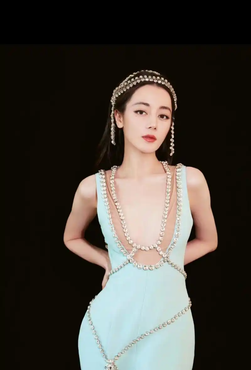 迪丽热巴今日份红毯造型,一袭蓝色水晶钻饰礼服,尽显曼妙婀娜身姿