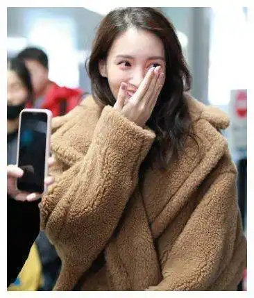 原创金晨素颜状态超好格子围巾当成披肩太洋气长发飘飘美似初恋