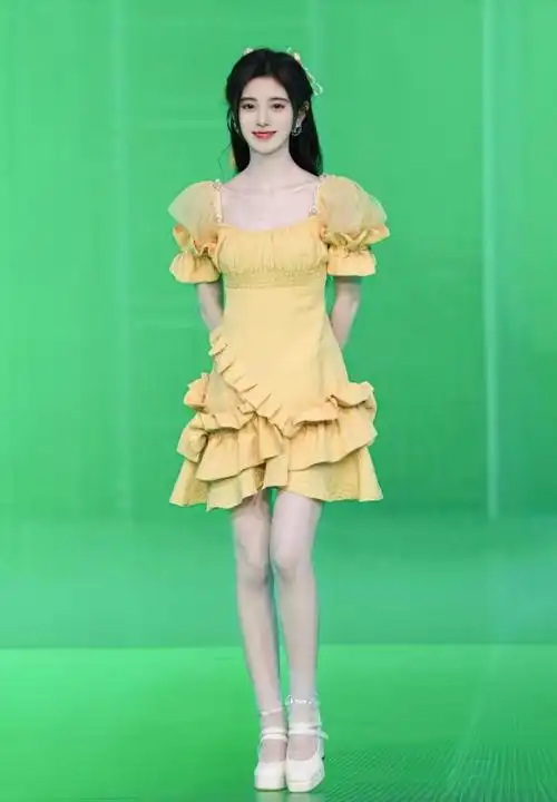 鞠婧祎穿短裙大秀美腿看清真实腿围比例这是159cm该有的