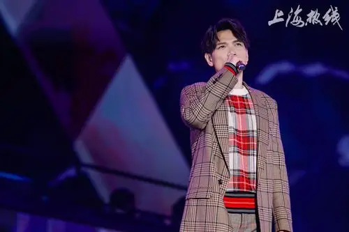 2019上海新年倒计时举行杨宗纬携手周笔畅唱响经典