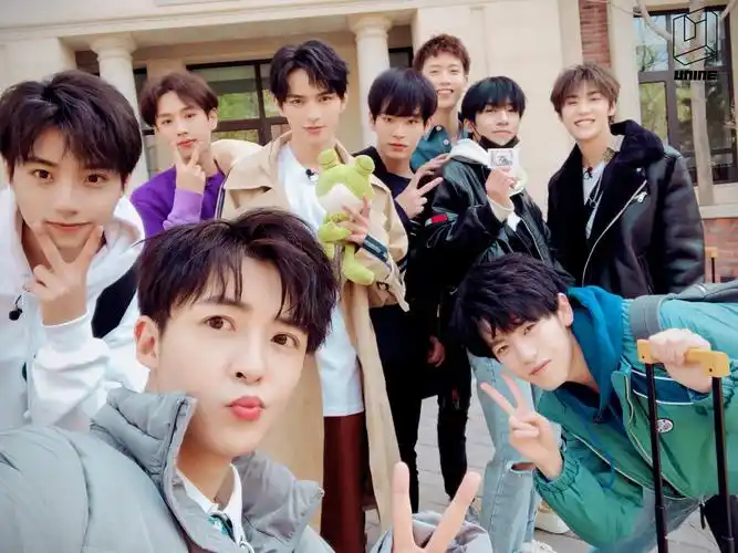 同台的还有unine男团,unine是从《青春有你》中新出道的团体,其中