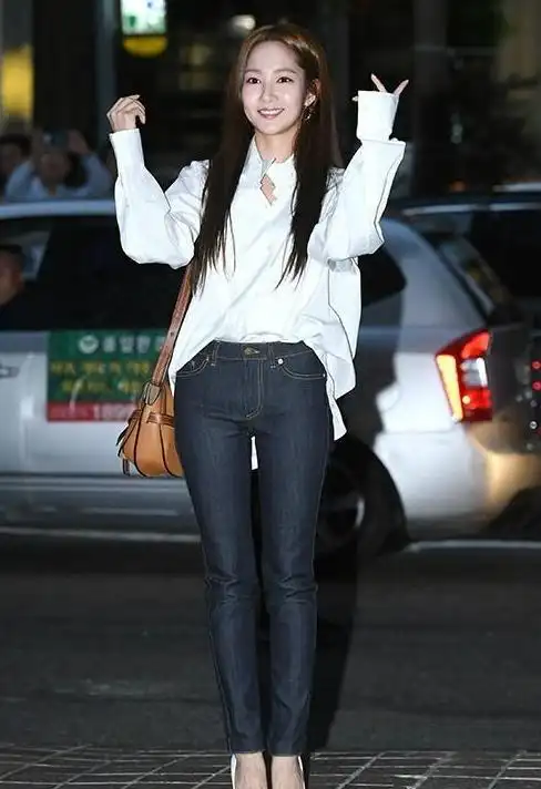 朴敏英牛仔裤太紧身和韩剧中大不同网友表示要撑破了