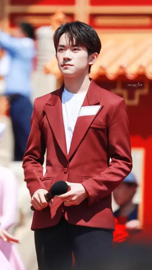 一身红色西装清朗俊秀|易烊千玺|红色|晚会_新浪新闻