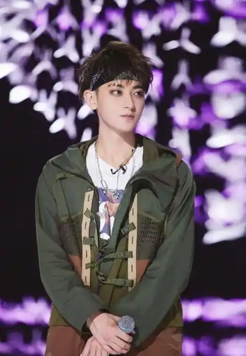 黄子韬蓝色发型张扬个性,蓝短袖内搭白色装,也太敢穿了_颜色_时尚