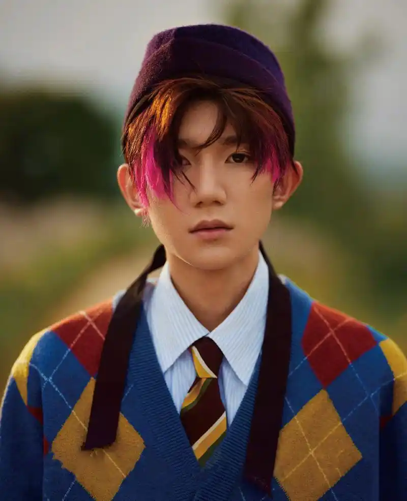 原创王源新发色太绝了首次挑战蓝发期待弟弟自拍