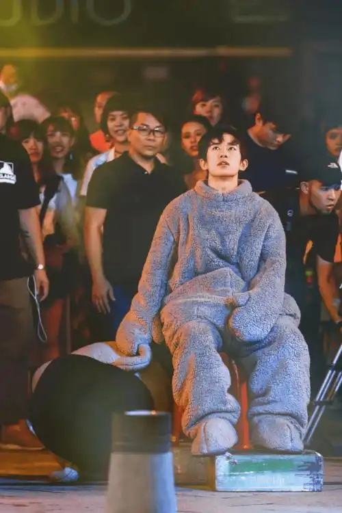 易烊千玺粉丝宣传电影的方式火了,穿玩偶服站在马路上, 超勇敢