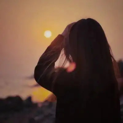 女生头像晚霞背影 唯美高清好看的女生头像夕阳背影侧脸图片_女生头像