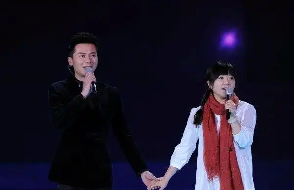 当时《网络情缘》《滴答》一举在网络上走红,侃侃这个网络歌手的煤排