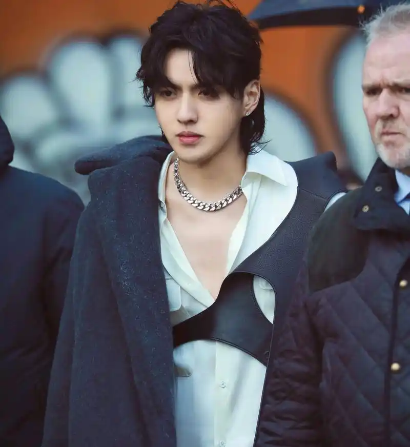 吴亦凡lv秀场图简直天神下凡!