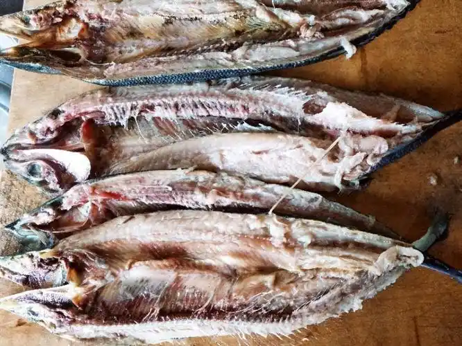 1.秋刀鱼清洗干净,然后从背部沿着主刺开刀,把它片成腹部相连的两片.