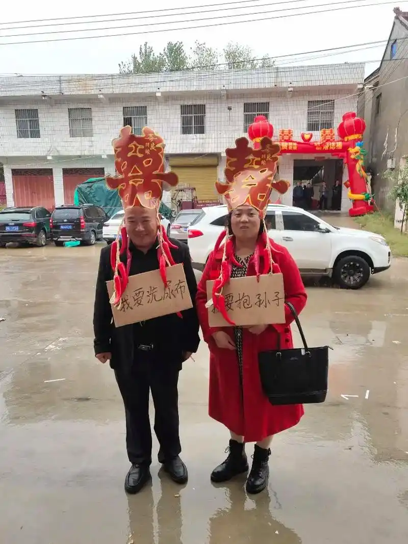 老四两口子是喜公公喜婆婆,老家人下手有点狠,还把